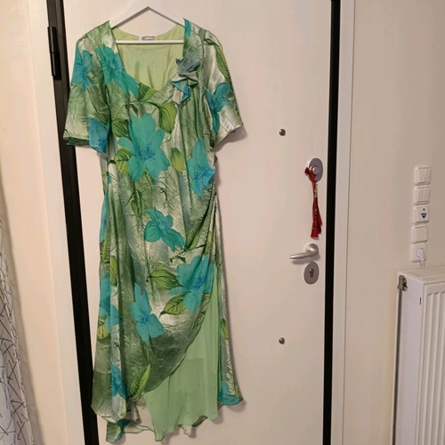 Kekatou women's formal dress like new with floral design