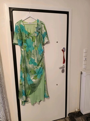 Kekatou women's formal dress like new with floral design