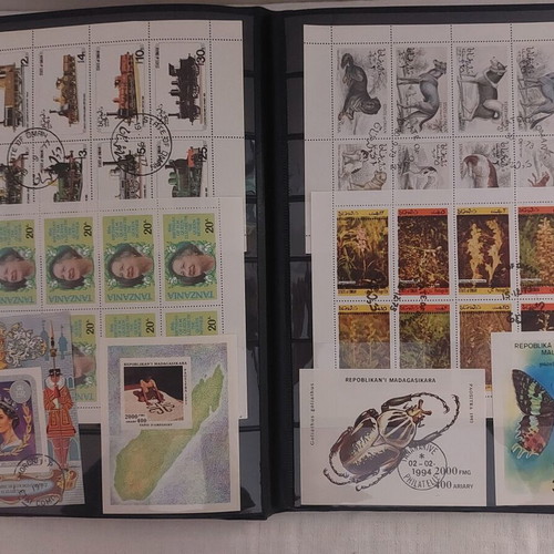 Stamp album new 20 pages with 65 sleeves and block