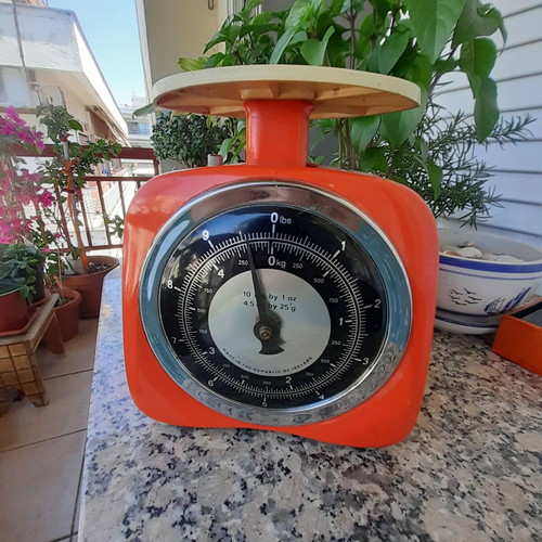 Vintage mechanical kitchen scale like new with orange enamel body