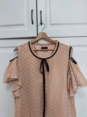 Sister Jane blouse like new, salmon lace with black bow, size L