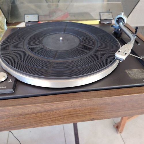 Sansui SR-212 turntable used with Shure cartridge and needle