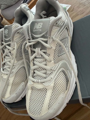New Balance 530 women's sneakers like new, white
