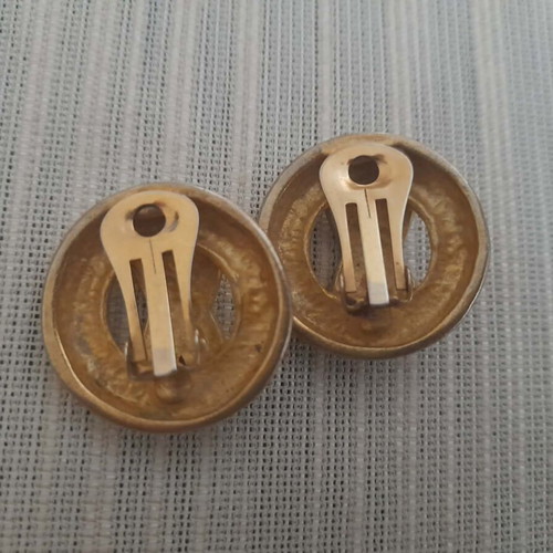Vintage Clip-on Earrings in Matte Gold Tone like new