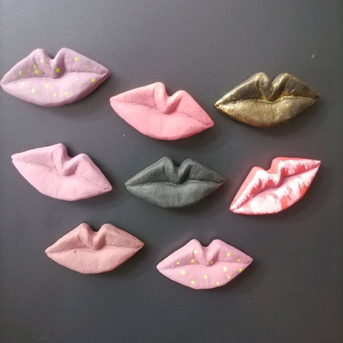 Handmade lips-shaped magnets new, made of plaster and acrylics
