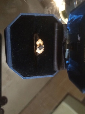 Women's 14k gold ring with central sapphire and 6 zircon stones used
