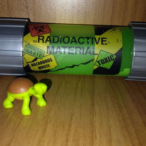 Teenage Mutant Ninja Turtles Mayhem Mutagen Ooze Canister like new with figure