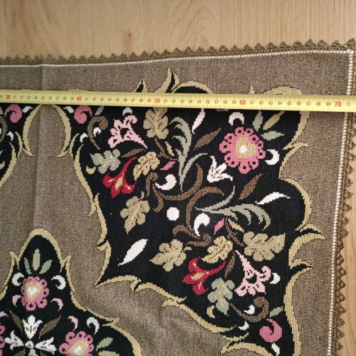 Hand Embroideries like new, 450 pieces of squares and runners