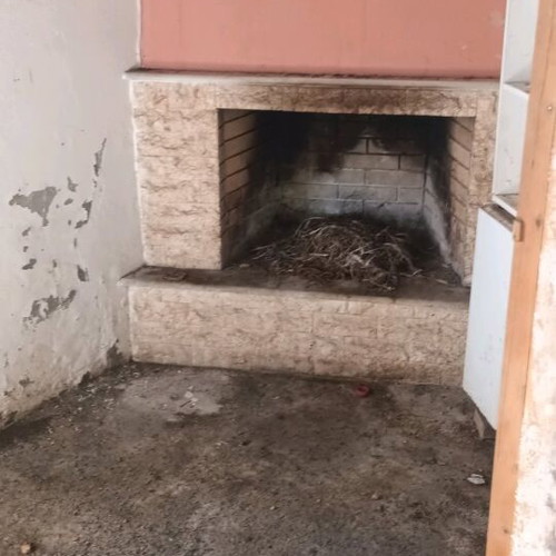Detached house 120 sqm stone-built with fireplace, ground floor, needs renovation