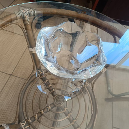 Glass decorative bowl with wavy design