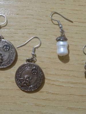 Dangling earrings like new, pack of two pairs with pearls