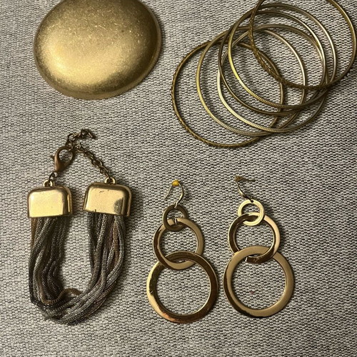 Jewelry set in gold tone like new