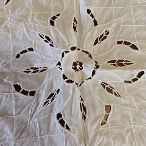 Cutwork tablecloth 160 centimeters like new