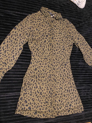 Bershka πουκάμισο φόρεμα χακί με print XS σαν καινούργιο