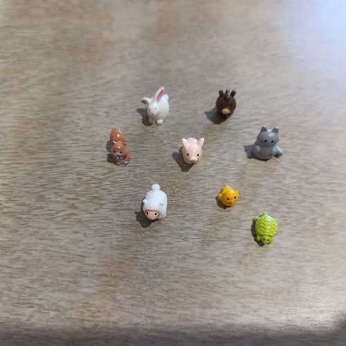 Small farm animal figures like new, set of 4 miniatures