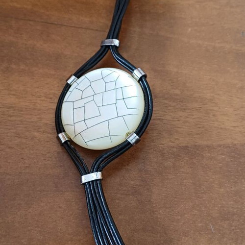 Bracelet tied with leather like new, black and white