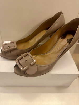 Chloe peep toe in taupe-cipria colour