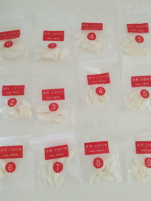 Set για νύχια καινούργιο με 570 πλαστικά αμυγδαλωτά νύχια, βουρτσάκι και 2 λίμες