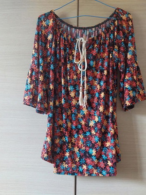 Colorful blouse like new with soft fabric and drawstring one size