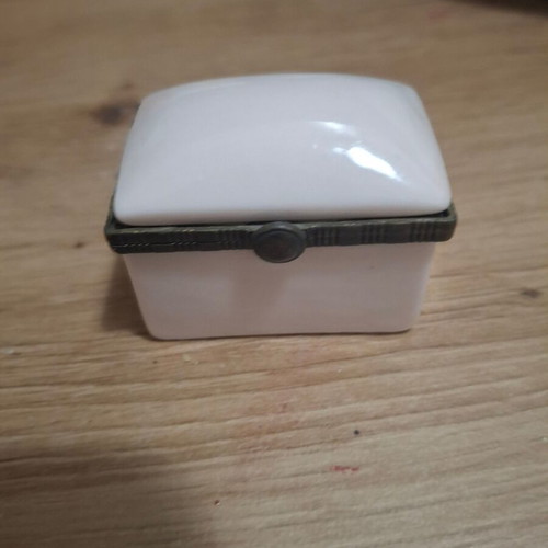 Vintage pink porcelain jewelry box like new