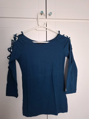 Petrol spring blouse like new, 3/4 sleeve, unique design
