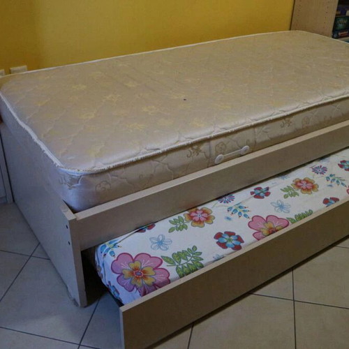 Neoset bedroom set like new with beds and bookshelf