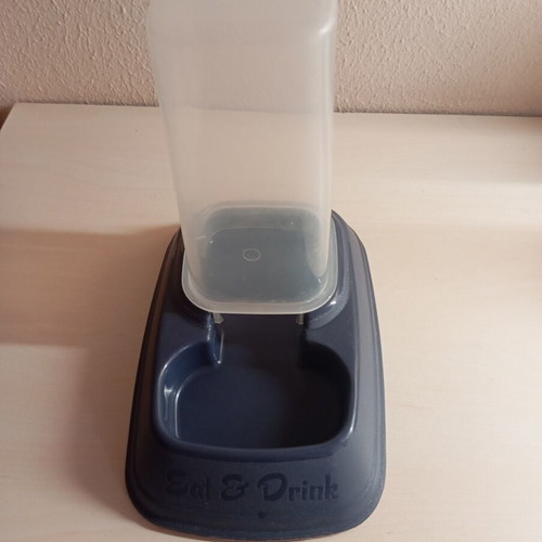 Pet feeder like new for cat or small dog