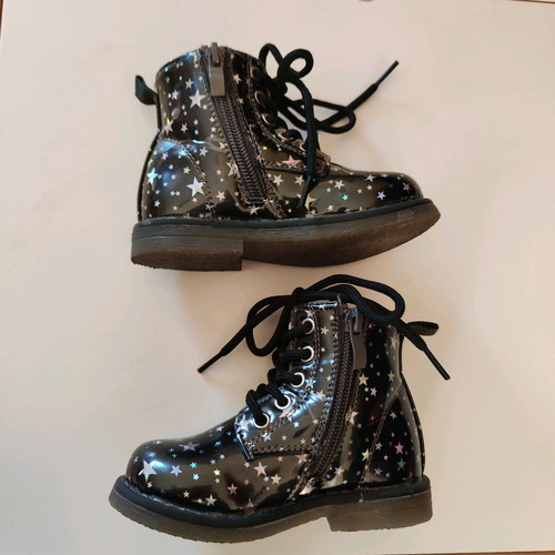 Conguitos boots black with star pattern, like new