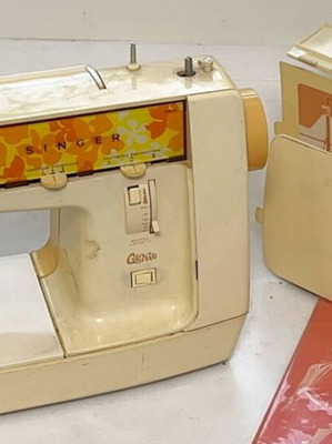 Vintage Singer Sewing Machine used with original hard case