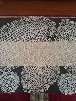 Set of 5 handmade table linens with tatting technique like new