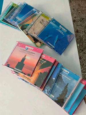 VCD Discovery documentary like new, 190 titles in cases