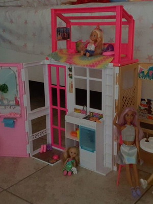 Barbie dollhouse suitcase with 4 dolls, like new