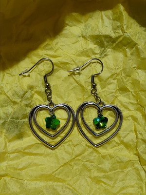 Handmade heart earrings with green flower new