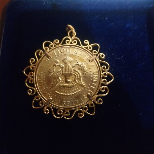 Pendant with 1968 half dollar used, 18K gold frame