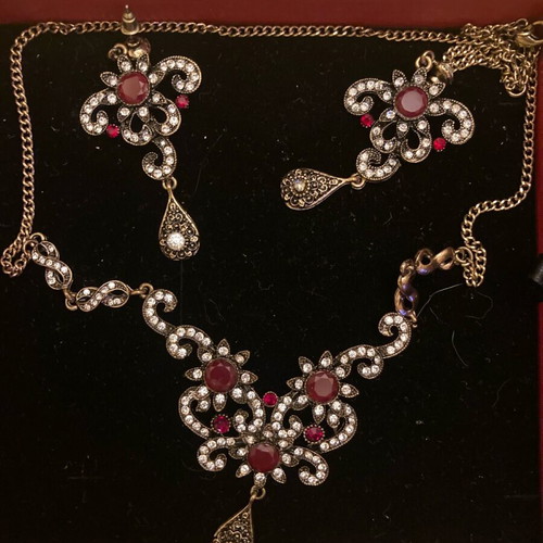 Necklace and earrings set vintage like new