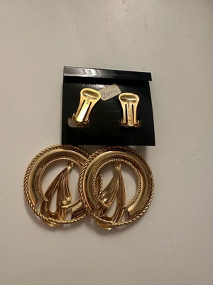 Dangling earrings like new, gold-colored