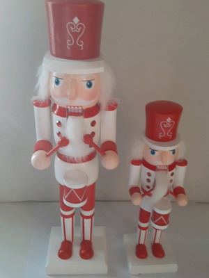 Wooden vintage nutcrackers like new, set of 2