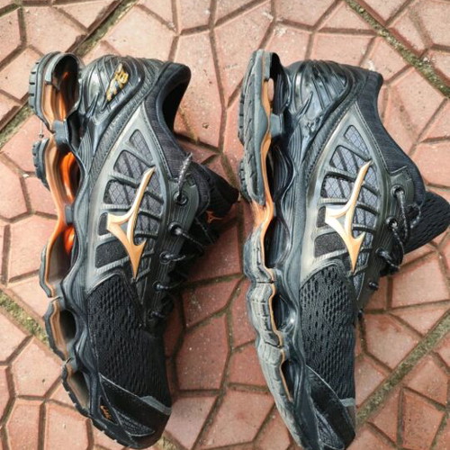 Mizuno Wave Prophecy 9 athletic shoes like new, black, size 44