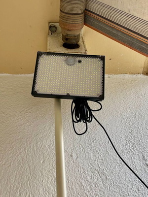 Ηλιακός προβολέας LED με τηλεχειρισμό και αισθητήρα κίνησης, καινούργιο