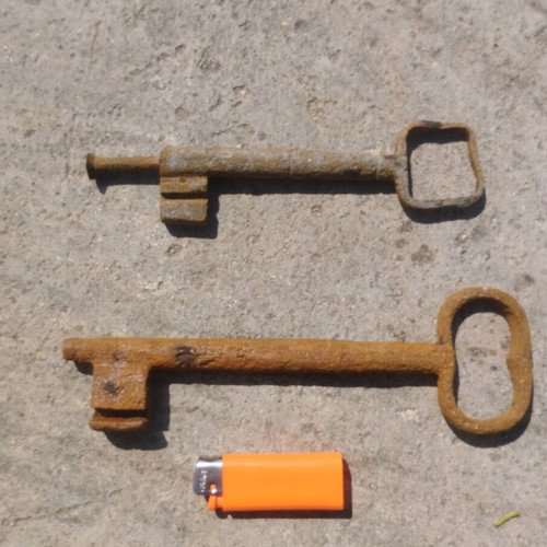 Antique keys used, pack of 2, very large