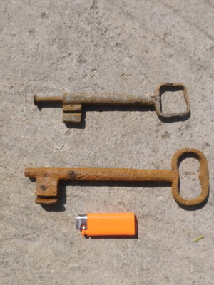 Antique keys used, pack of 2, very large