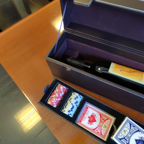 Casino set like new with Anny's Animus 2004 aged wine gift