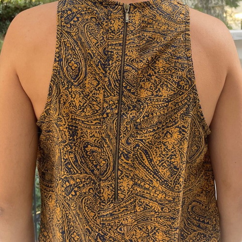 Strass Exclusive sleeveless top like new with pleated neckline and paisley print