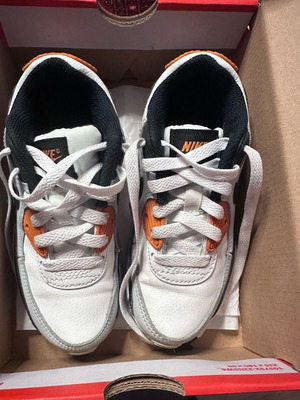 Nike sneakers with laces like new, size 29.5