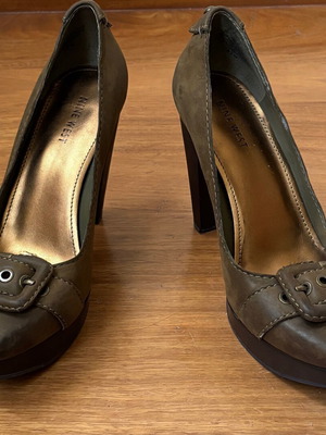 Nine West khaki leather pumps like new, size 39.5