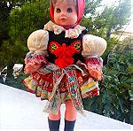  Vintage κούκλα βινυλίου με παραδοσιακή φορεσιά