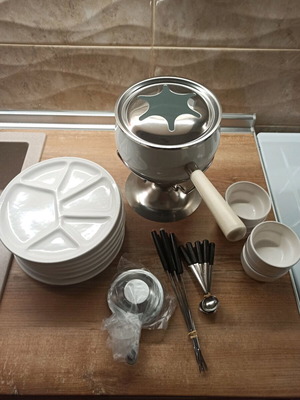 Fondue set 28 pieces like new