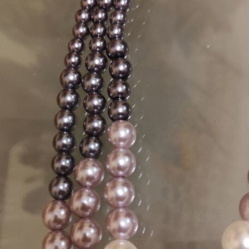 Impressive necklace with three rows of pearls new in white and gray