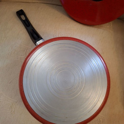 Nonstick saucepan with handle and lid like new, vibrant color