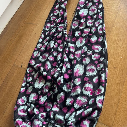 Under Armour 3/4 leggings black with pink and light blue like new S/M